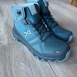 Like NEW On Women's Cloudrock Waterproof Boots size 9.5